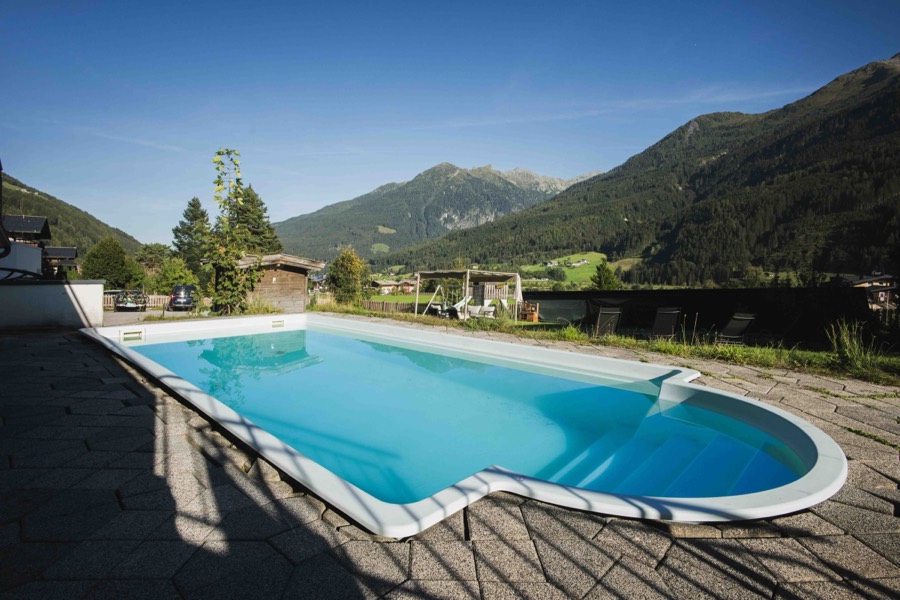 Außenpool mit Bergblick