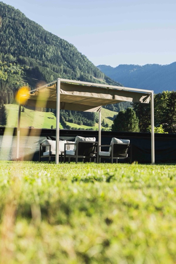 Lounge im Garten mit Bergblick