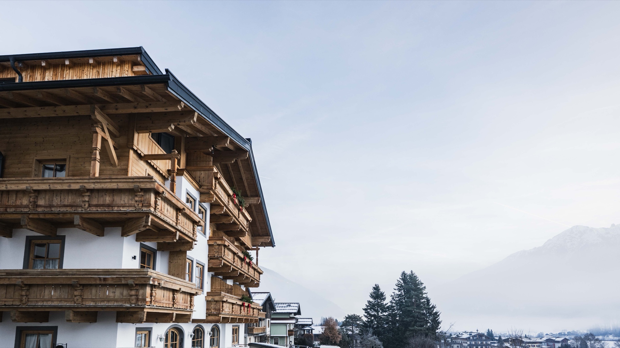 Außenansicht des Domizil Brugger vor der Bergkulisse