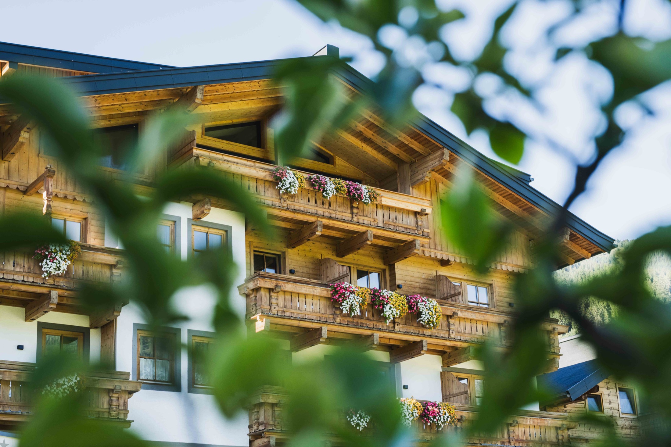 Domizil Brugger im Sommer mit Blumenbalkonen